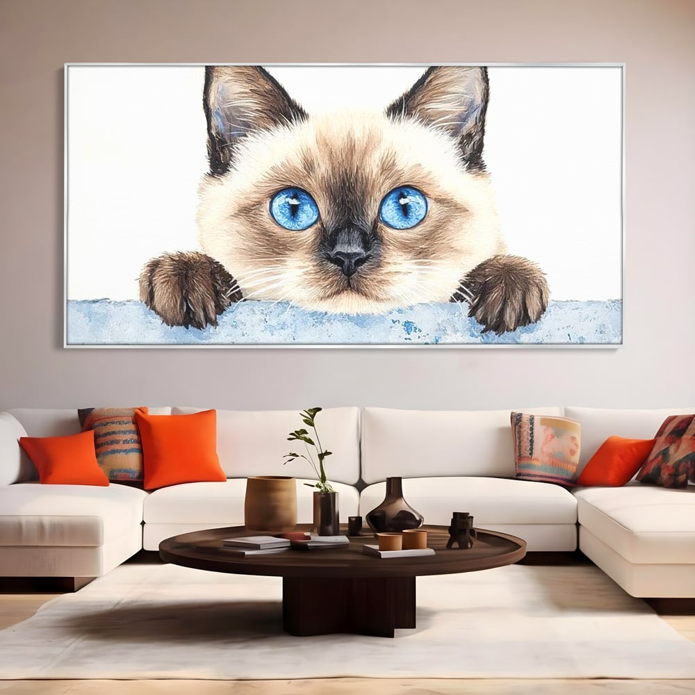 Tablou canvas cu tablou canvas cu pisica siameza si ochi albastrii, in rama de aluminiu argintiu, pe perete intr-un living